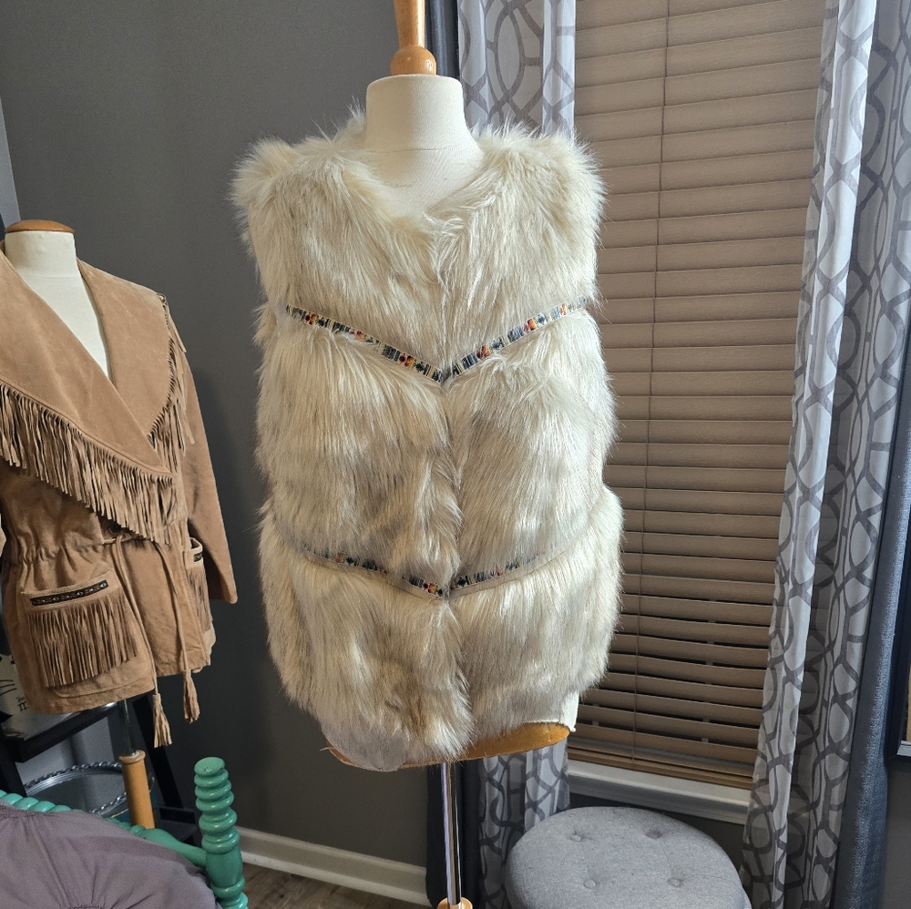 Western Style Luxe Faux Fur Vest - Picture 2 of 6